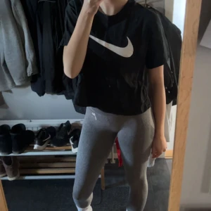 Nike tröja - Snygg träningströja från Nike i bomullsmaterial🌟 använd Max 1-2 gånger