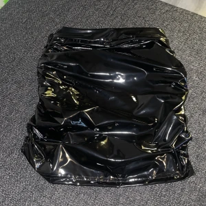 lackkjol - en lackkjol som aldrig använts pga att den är för liten för mig, köptes för användning av halloween kostym. Kjolen har ett slags resårband på sidan så att den sitter snyggt på(se andra bilden)