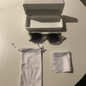 Chimi - Säljer mina chimi 04 Grey. De är knappt använda och har inga märken eller skador. Du får med dig påse, skal och duk. Ny pris 1200!