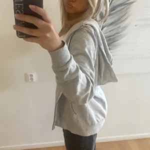 grå hoodie  - säljer nu denna gråa zip hoodien då den inte används ✌🏻