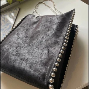 Svart väska med nitar - En super fin väska som inte längre kommer till användning, är i bra skick, endast lite rost på banden men det är absolut inget som syns när man har på sig den 💗 OBS! bilden är lånad