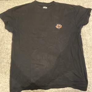 Snygg Magenta t-shirt köpt på Hollywood (Junkyard) som inte passar mig längre. Lite urtvättad men det ger en lite vintage look.
