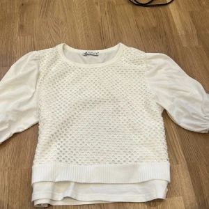 Zara topp - Jättefin zara topp i storlek s! Passar perfekt nu till våren/sommaren! 190kr+60kr frakt?😊