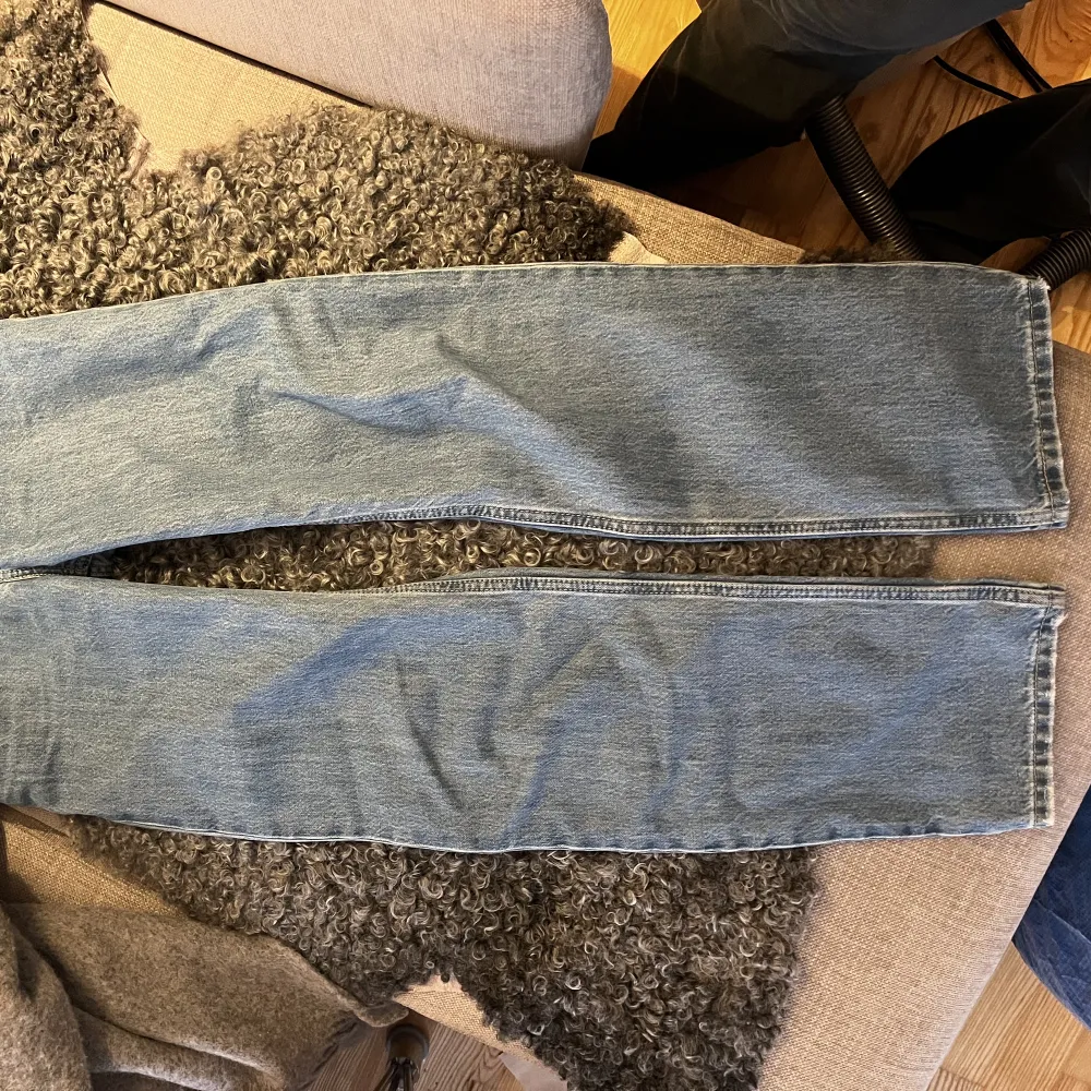 Äkta Levis jeans som endast kommit till användning 1 gång, köpte för 1400kr men säljer för 399 där frakt är inkluderat!!. Jeans & Byxor.