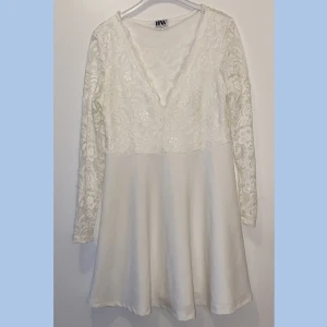 Studentklänning - Säljer min gamla studentklänning då den är för stor för mig, köpt 2018 på bubbleroom och har endast använts en gång! 