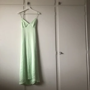 Satin balklänning - Perfekt balklänning eller till en varm sommardag. Säljer för att den är för liten för mig (tajt) under bysten. I mycket fint skick, har letat efter skavanker men hittar inga (dubbelkollar vid intresse). 