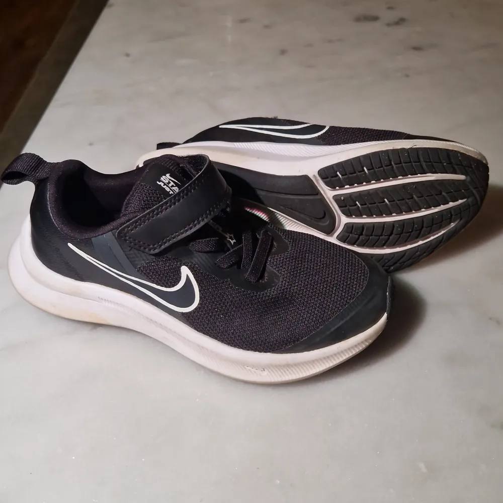 Svarta Nike sneakers i storlek 29,5. Använda ett fåtal gånger och i väldigt fint skick. . Skor.