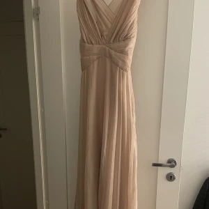 Fin balklänning  - Super fin balklänning från asos i storlek 34.  Endast använd 1 gång. 