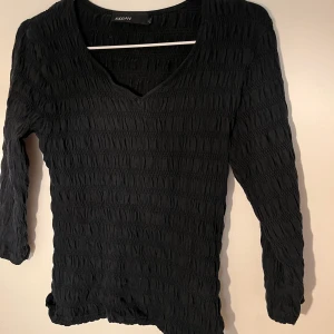 Svart rynkad tröja - Svart tajt rynkad tröja, trekvartslånga ärmar 