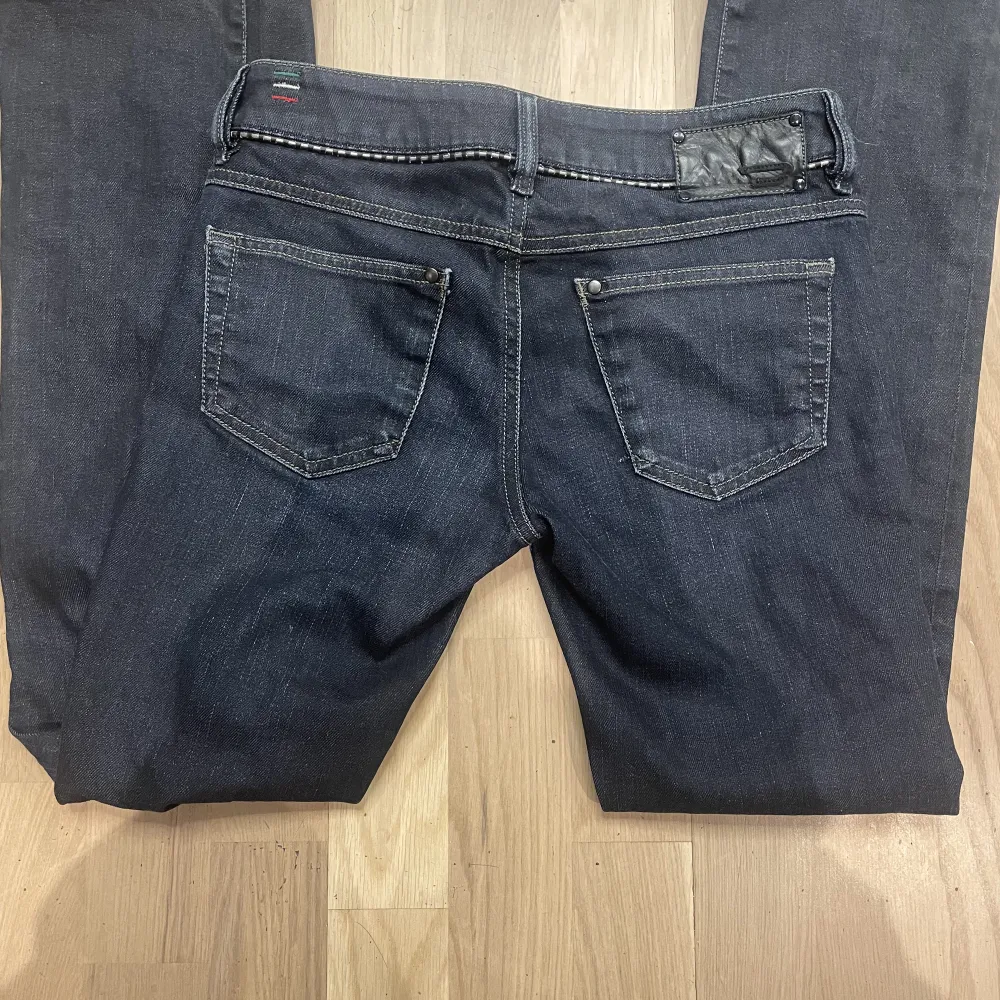 Snygga bootcut jeans som tyvärr inte kommer till användning:( midjemått tvärsöver:36 cm innerbenslängd:72 cm . Jeans & Byxor.