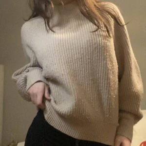 Stickad tröja - Super snygg stickad tröja från hm i en beige färg. Älskar tröjan men använder den inte lika ofta längre tyvärr.💕 köparen står för frakt 📦 