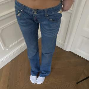 Säljer mina skit fina Replay jeans men använder de inte då de är lite för stora på mig! De är helt oanvända och köpta på Plick för 500 kr! Säljer de för ungefär 350 kr❤️❤️hör av er med mått och storlek osv! 