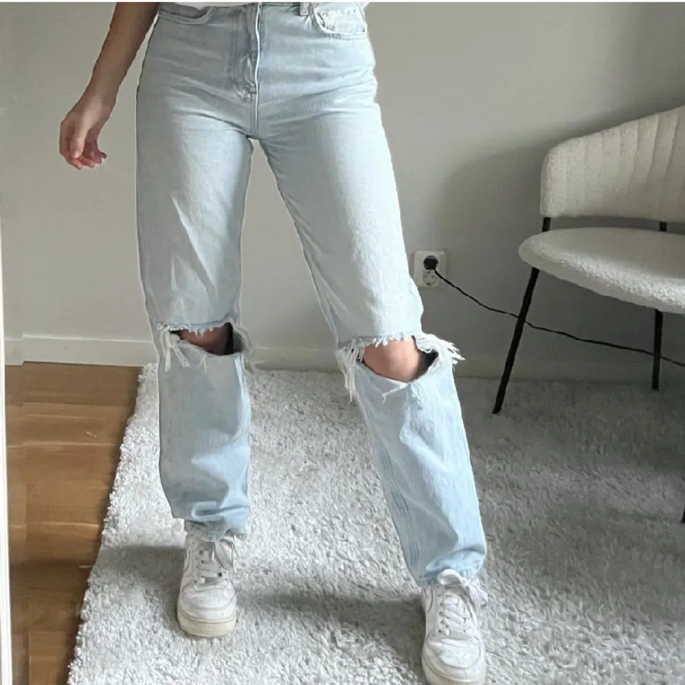 Säljer dessa jeans med hål från Gina. Nypris 599. Knappt använda, jättefint skick! 🫶passar mej som brukar ha 32 eller 34 💗. Jeans & Byxor.