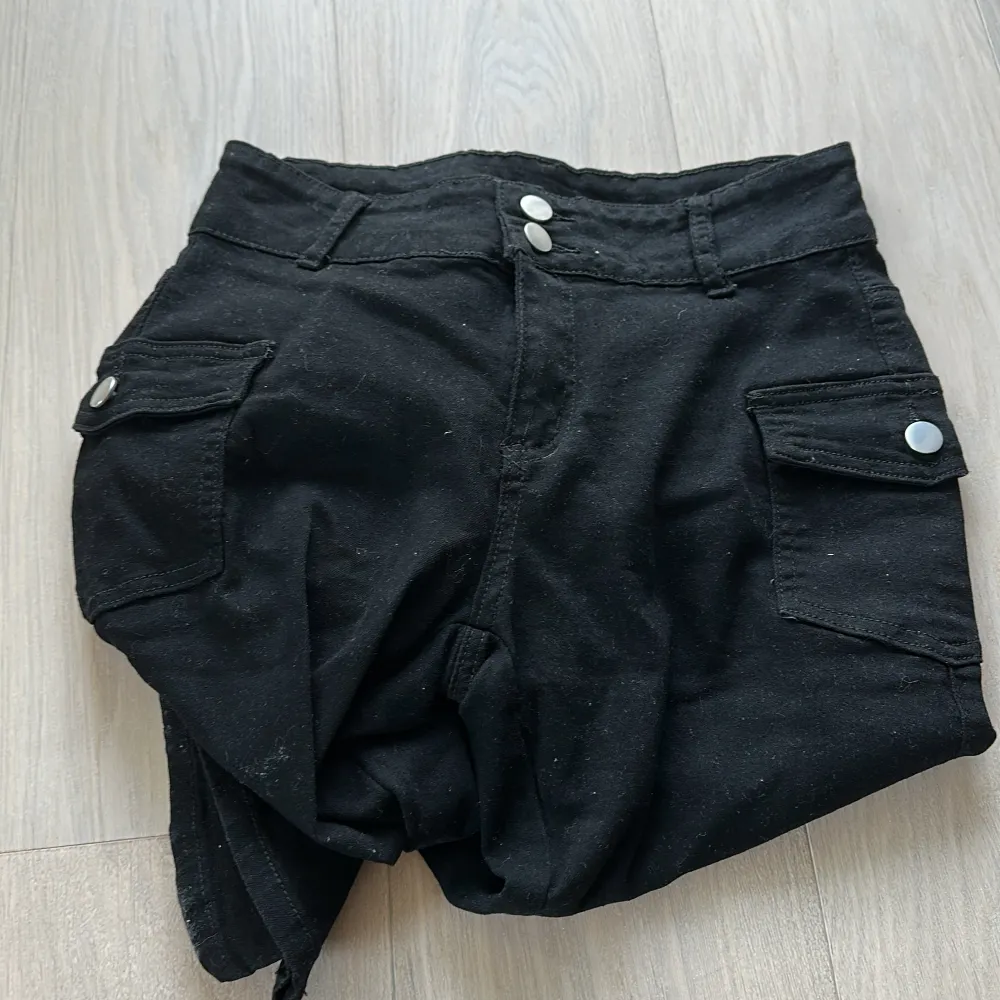 Utsvängda jeans ifrån SHEIN i storlek 38 men passar även 36. Jeans & Byxor.