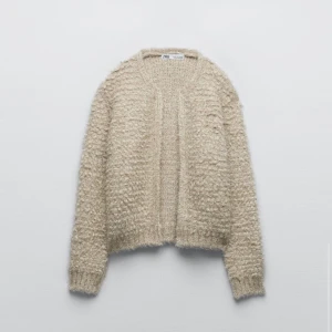 Zara kofta - Säljer denna så sjukt snygga koftan från zara som är helt slutsåld. Helt oanvänd lapparna sitter frf kvar 💕köpt för 559 (ser mörkare ut än vad den är på min bild)❤️kom med prisförslag!