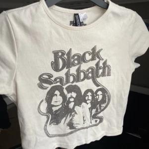 Crop top - Snygg Crop top med black Sabbaths från H&M 🧌🧌användt få gånger. Storlek S ❣️Skriv för fler bilder eller frågor.