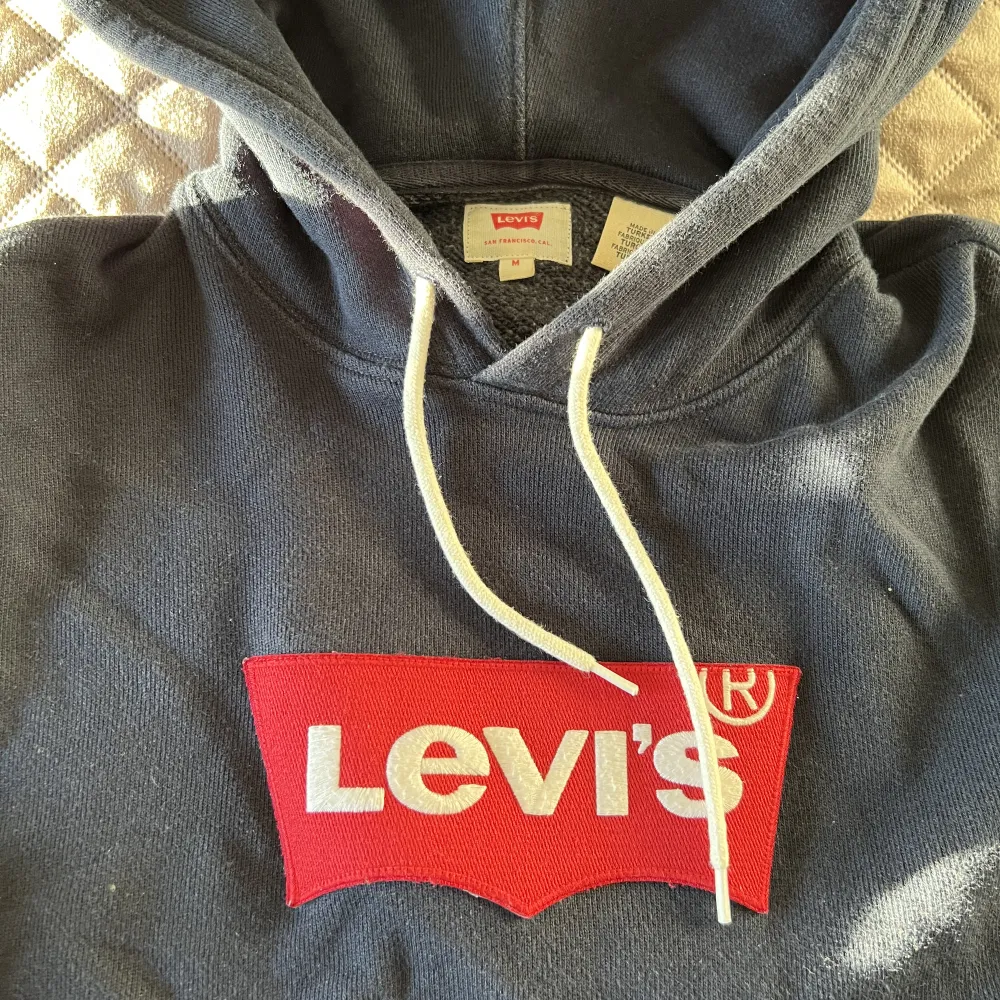 Marinblå Levis hoodie. Hoodies.