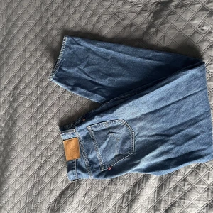 Levis stay loose jeans - nyskick! - säljer mina asfeta levis byxor! de har lös passform och är använda 2-3 gånger ungefär! Storlek 32-34!