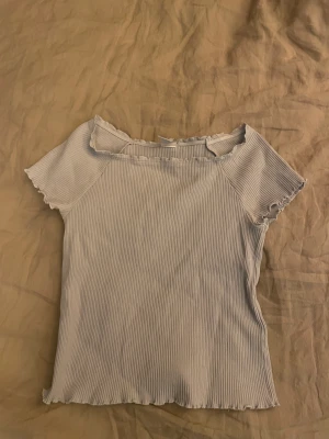 Söt tröja från Lindex  - Söt liten tröja från Lindex som hög säljer på grund av att den har blivit för liten💕