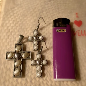 Vackra Smycken i pärlemor, Kors - Örhängen och hänge med pärlemor. Ej använda av mig, legat i smyckesskrin. Inget att anmärka på. Samfraktar, kolla in mina annonser! :)