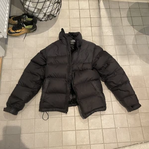 The north face jacka - Tnf nuptse 700 jacka i ok skick. Inget kvitto då jag köpte den här på plick därav priset