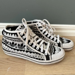 Adidas skor stl 37 1/3 fint skick  - Säljer ett par skor som matchar dunvästar jag har ute!  Lite lätt fodrade så dom är lite varmare! Fint skick på skorna, endast använda några gånger!   Pris 100:- + porto 