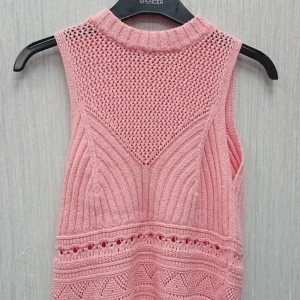 Zara topp - Säljer denna söta stickade topp från Zara då den inte kommit till användning! Första bilden är lånad då man ser färgen bättre på den bilden💞