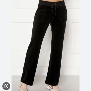 Juciy Couture Mjukisbyxor - Säljer dessa juciy mjukis i storlek S! ❗️Detta är en gammal modell så det i åtanke för dessa är väldigt annorlunda från de nya modellerna ❗️frakt tillkommer 💞