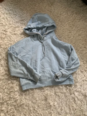 Hoodie  - En blå vanlig Hoodie från Lager 157! Storlek xs/s nästan aldrig använd och kommer såklart att strykas och tvättas en extra gång innan du köper den!