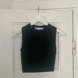 Topp från Zara - En mörkgrön crop top i storlek S från Zara. I gott skick, använt den Max 3 gånger.