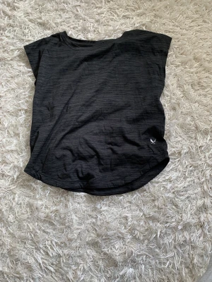 Tränings T-shirt  - Tränings tröja från Intersport aldrig använd! Märker SOC, strolek xs, svart skönt material. Kommer såklart att strykas och tvättas en extra gång innan du köper den!
