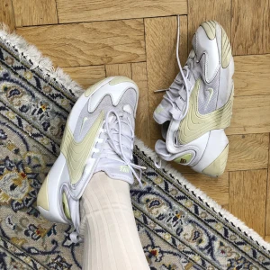 Nike sneakers! Zoom - Så snygga sneakers från Nike som jag tyvärr måste sälja för att de är för små… en sann strl 37. Supersnygga i lite använt skick men ej slitna eller så att de uppfattas smutsiga. Måste ha trampat på en fimp eller något för undersidan är lite bränd? Syns ej