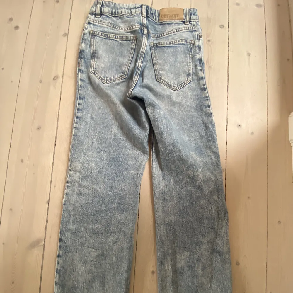 Wide leg jeans från Lindex i str 140. Jeansen är högmidjade och jag har spretat upp dem där nere så dem är något längre.. Farkut & Housut.