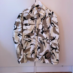 Kenzo Overshirt - Riktigt ball Kenzo overshirt, använd 2/3 gånger pga att den är lite för stor för mig (jag är S/M, passar bättre för M/L) Hmu för fler bilder eller info:) pris kan diskuteras. Öppen för byten