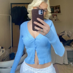 Blå långärmad tröja - Säljer denna jättefina ribbade tröjan, då den inte kommer till användning. Underbar blå färg och den sitter perfekt mot kroppen i ett jätteskönt matreial, endast använd 1 gång!💙