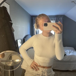 Stickad tröja - Fin tunn stickad tröja från zara. Helt kär i denna men tyvärr passar den inte så bra runt min byst så säljer av den anledningen. Liten i storlek så jag som har S tog en M. Säljs för 145kr inkl frakt🫶🏼