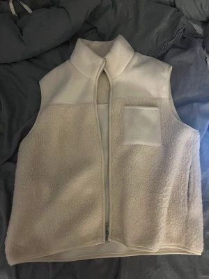 Pile väst - Knappt använd väst i pile/fleece. Köpt för 400kr!