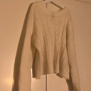 Vit stickad tröja - 🤍En fin stickad tröja från HM🤍 Köptes för 279kr! 