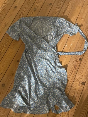 Sommar klänning  - Sååå fin sommarklänning  som är omlott och ifrån ONLY storlek 34 så S ❤️