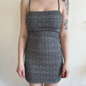 Rutig klänning  - Rutig klänning från Motel i storlek XS. Dragkedja i bak. 