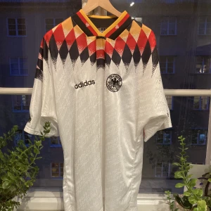 Tyskland 1994 fotbollströja  - Matchtröja Tyskland från 1994. Väldigt bra condition med tanke på åren den har på nacken. Väldigt sällsynt. Såklart äkta. Storlek XL