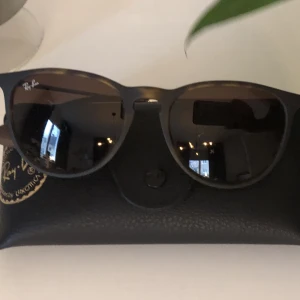 Ray-Ban ”Erika - Säljer ett par sjukt snygga RayBan ERIKA självklart äkta ! Serienummer på bild nr 2  Kommer med fodral & en RayBan putts duk.