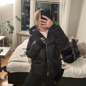 Vinterjacka ifrån J Lindeberg - Jätte fin vinter jacka ifrån j lindeberg! Sparsamt använd och väldigt oversized 💚