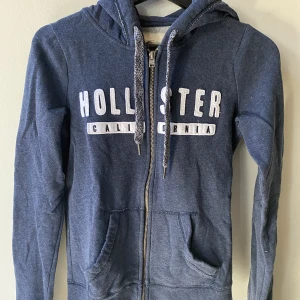 Hoodie - Supergosig marinblå ziphoodie från hollister i storlek xs. ✨🤍