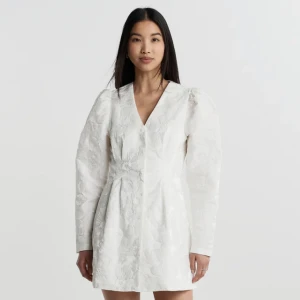 Studentklänning Gina  - Super fin vit klänning från Gina,  perfekt till studenten! Aldrig använd med lapp kvar. Storlek 42. Frakt tillkommee 