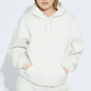 Säljer min jättemysiga hoodie från bikbok. Storlek XS. Mycket bra skick!❣️