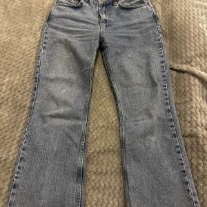 Blå utsvängda jeans från Gina Tricot. Storlek 36. Skriv om du vill ha flera bilder☺️