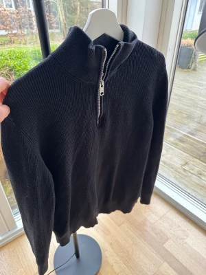 HM Halv Zip - Säljer min HM Halv zip för att jag inte använder den längre, knappast använd. Fast pris 