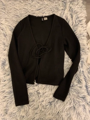 Kofta - Använt en gång inga hål eller något sånt🖤Köpt från hm, i storlek Xs fint över klänningar osv