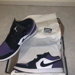 Air Jordan 1 low court purple  - Säljer dessa äkta Jordan low court purple. Skorna är väldigt svåra att få tag på. Knappt använda. Nypris 8000. Priset kan diskuteras vid snabb affär 